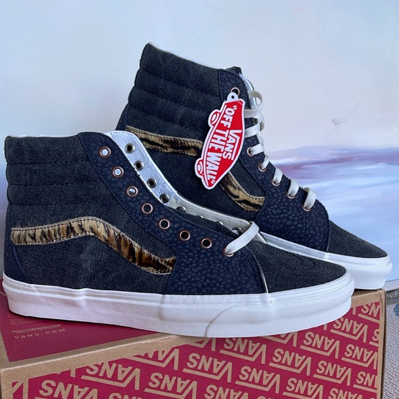 Vans Men’s Sk8-Hi
Subtle Safari Asphalt
VN0A5JMJ107
Sneakers - Picture 5 of 16